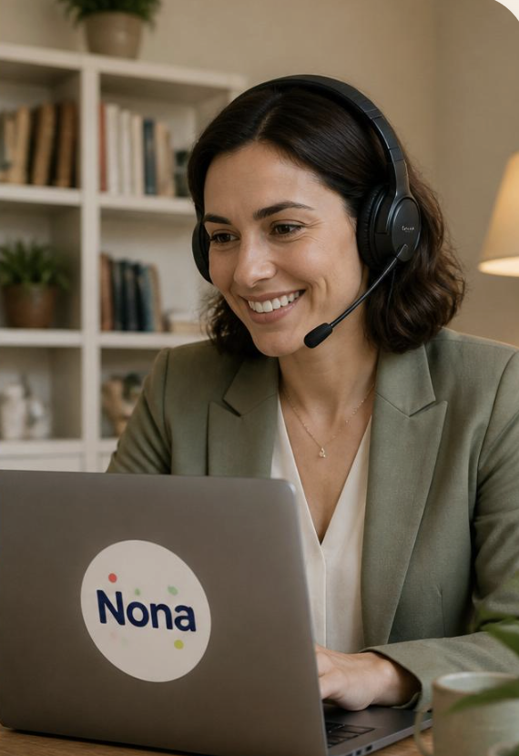 Portrait de Pauline, référente Nona, souriante devant son ordinateur portable